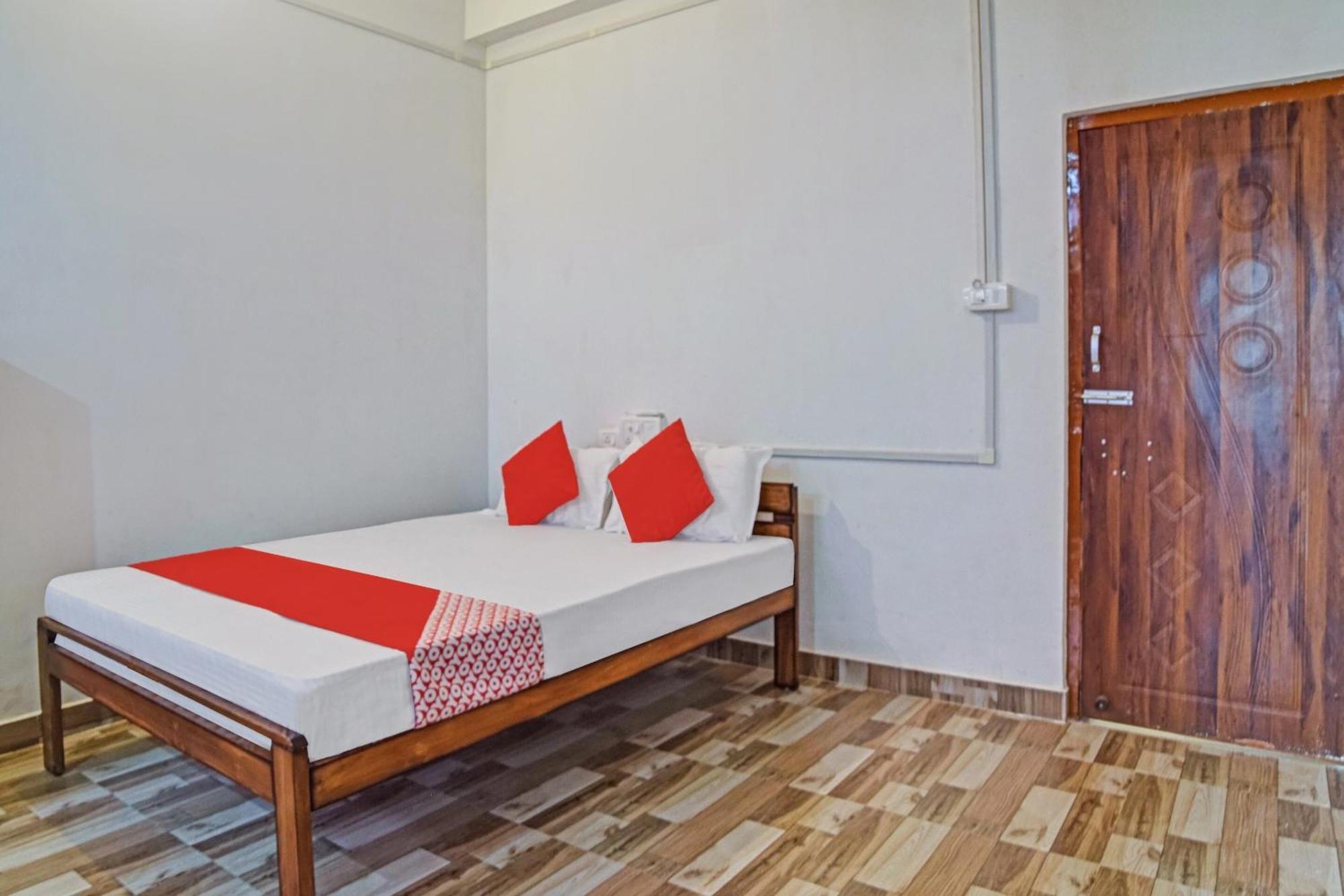 Spot On Jp Guest House Kaharpara Exteriör bild