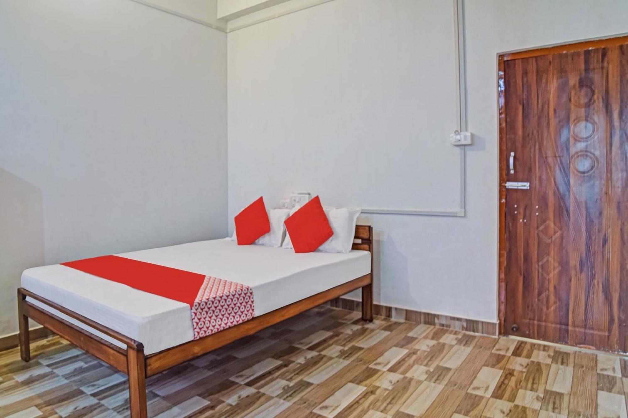 Spot On Jp Guest House Kaharpara Exteriör bild